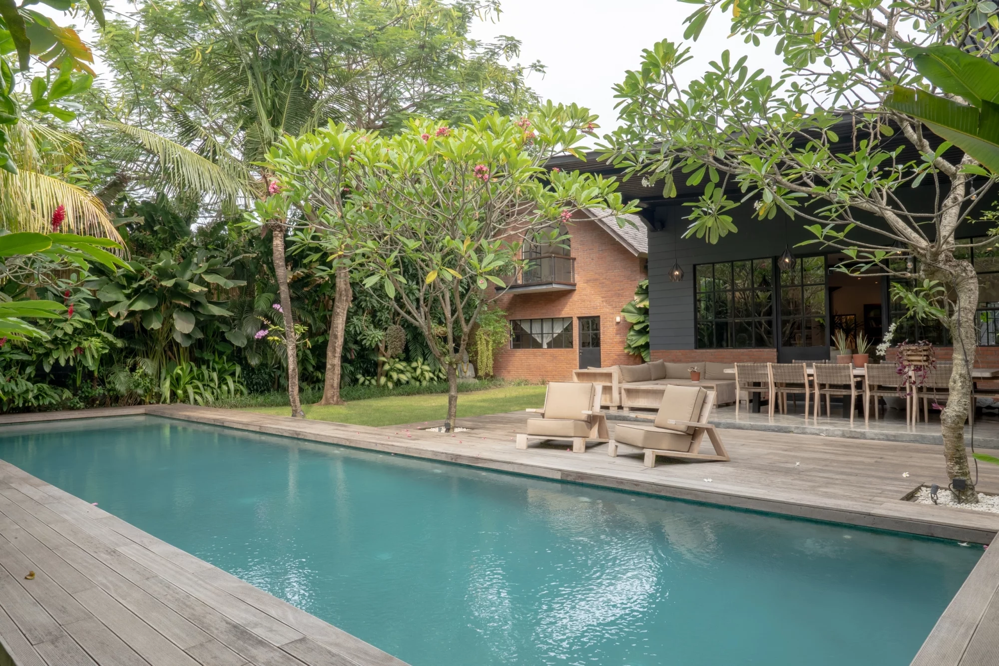 LUXURY 5 BEDROOM VILLA FOR SALE LEASEHOLD IN BATU BOLONG BE-308 